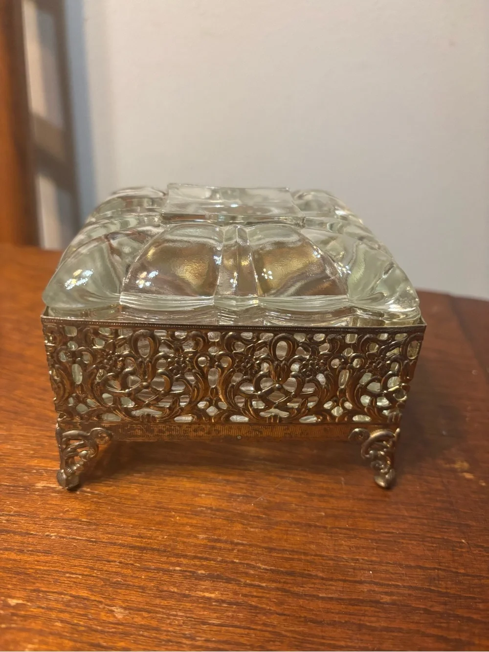 VINTAGE HOLLYWOOD REGENCY GLASS & GOLD FILIGREE FOOTED JEWELRY/TRINKET BOX